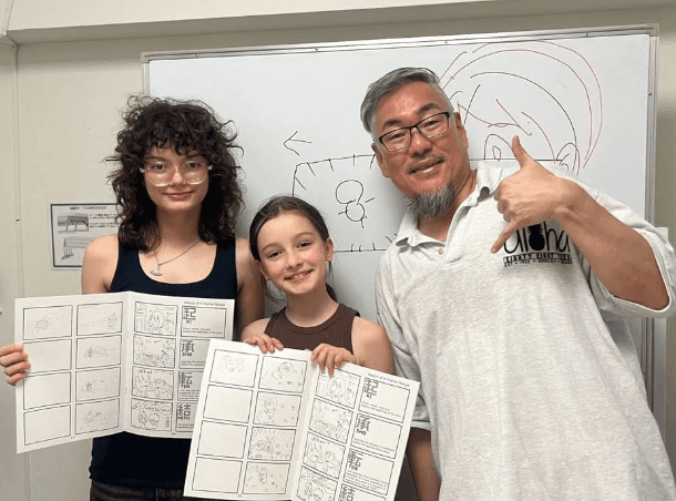 Светлый класс со столами, за которыми занимаются ученики