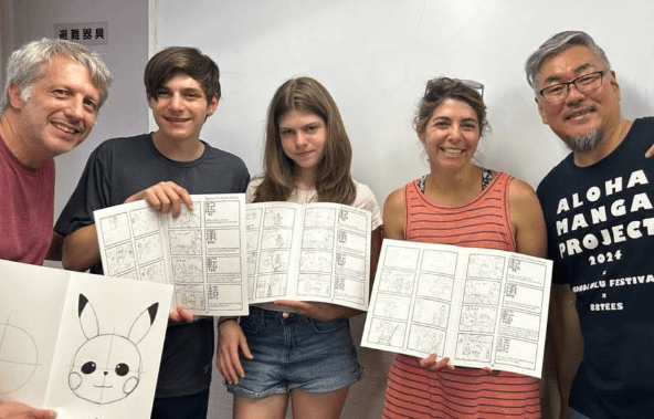 Минималистичный стол с ноутбуком и блокнотом